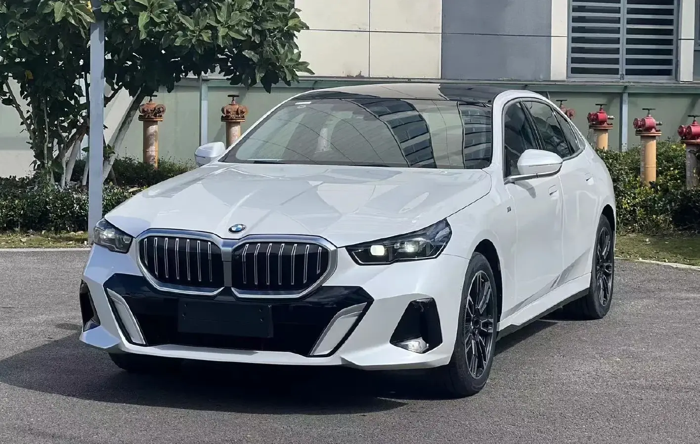 2024 BMW 5 Series 2.0T 258HP L4 8AT