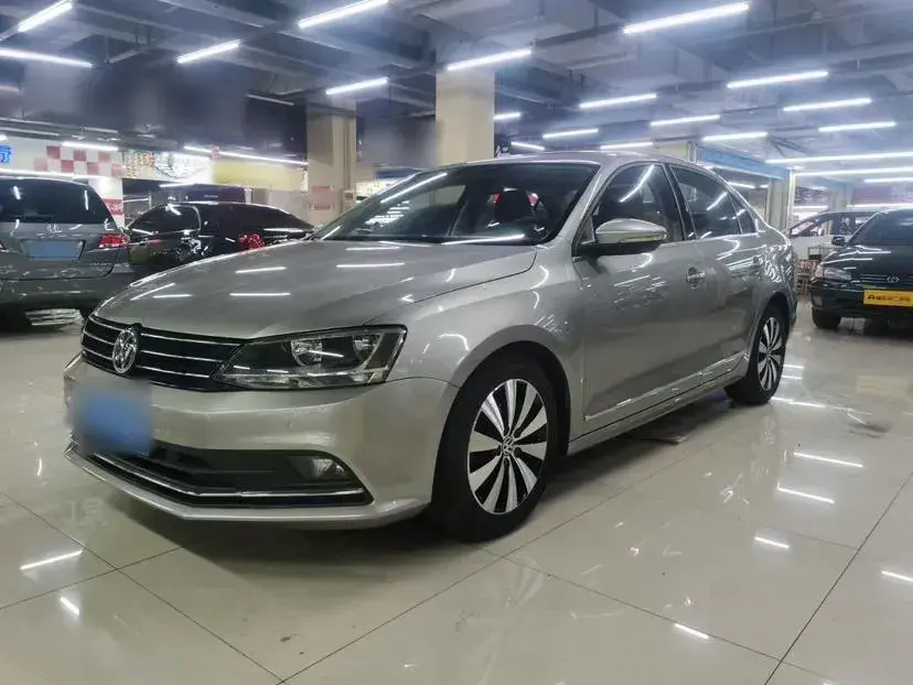 2015 Volkswagen Sagitar 1.4T 131HP L4 7DCT