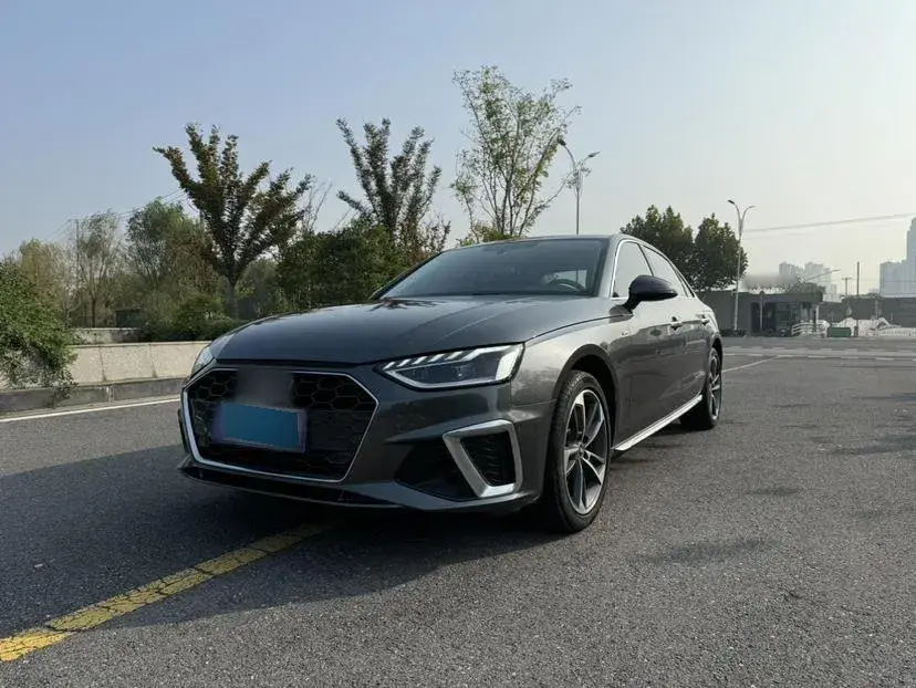 2022 Audi A4L 2.0T 190HP L4 7DCT