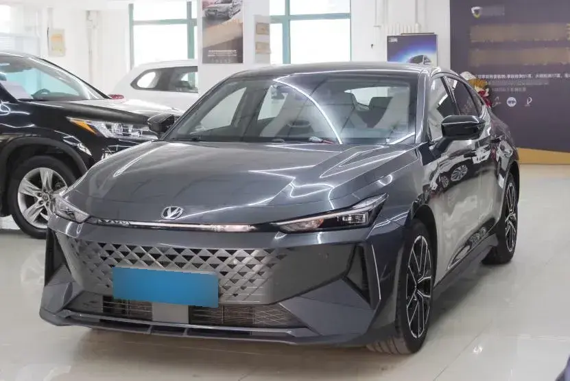 2024 ChangAn UNI-V iDD 1.5L 110HP L4 E-CVT PHEV 18.99KWH