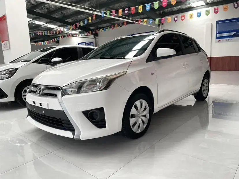 2015 Toyota Yaris L 1.5L 107HP L4 4AT