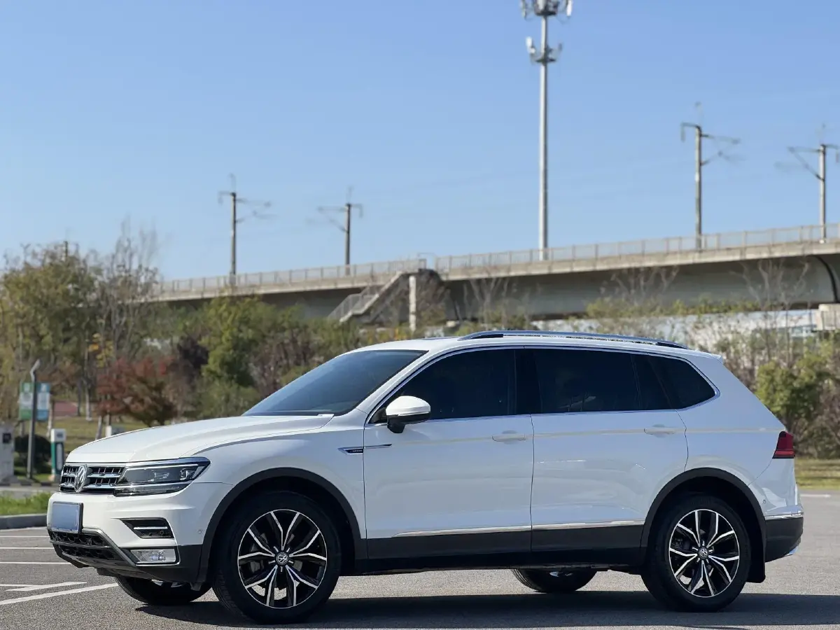 2018 Volkswagen Tiguan L 2.0T 220HP L4 7DCT