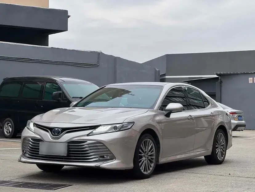 2019 Toyota Camry 2.5L 178HP L4 E-CVT Hybrid