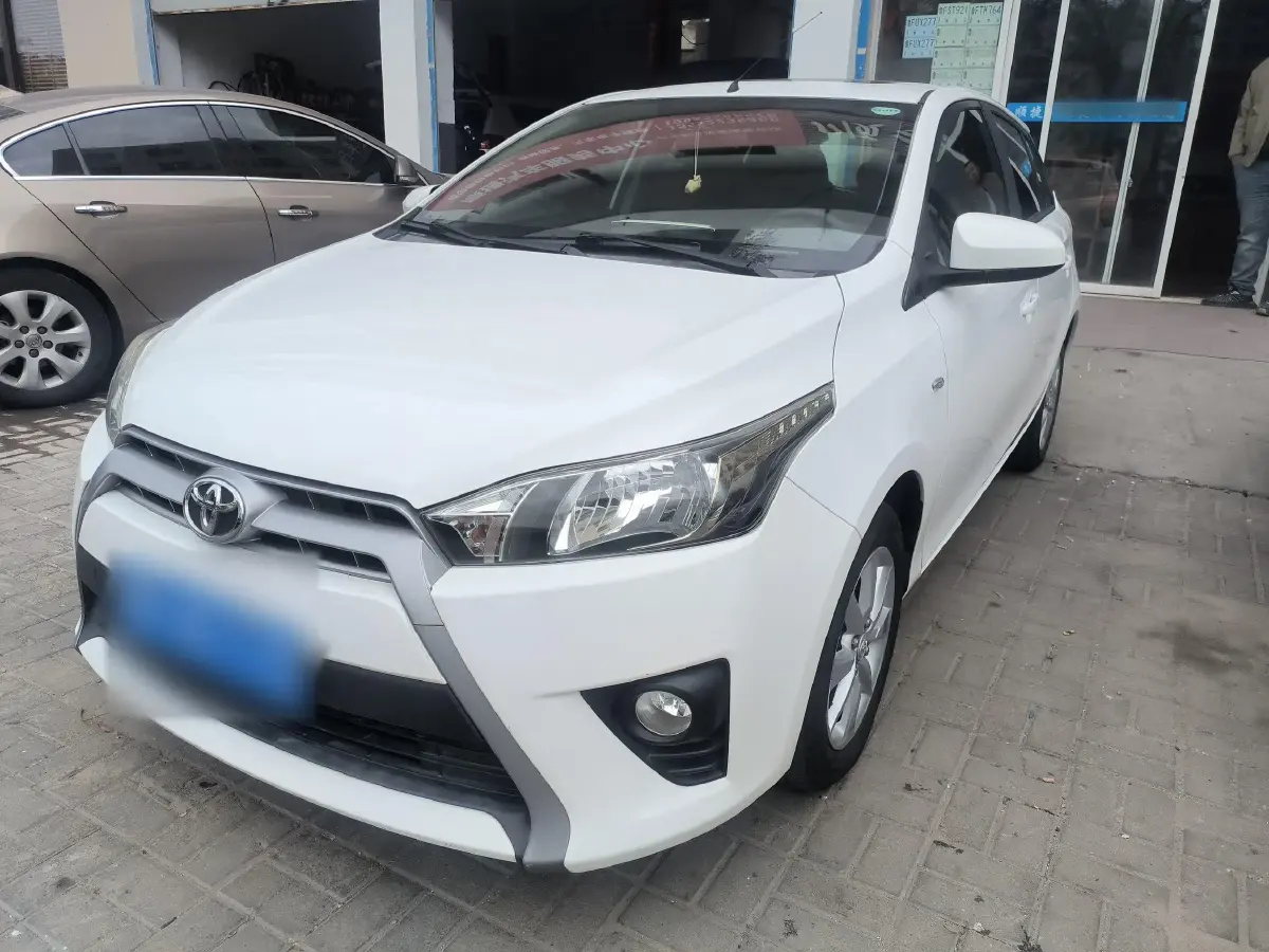 2015 Toyota Yaris L 1.5L 107HP L4 4AT