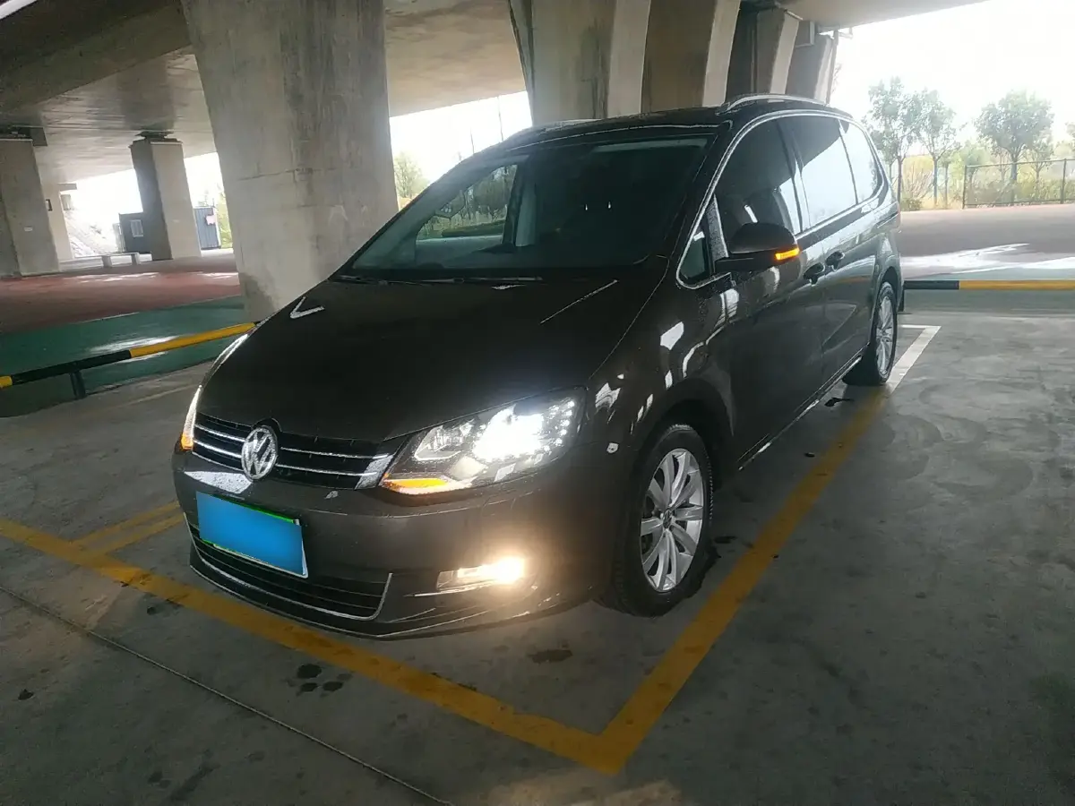 2016 Volkswagen Sharan 2.0T 220HP L4 6DCT