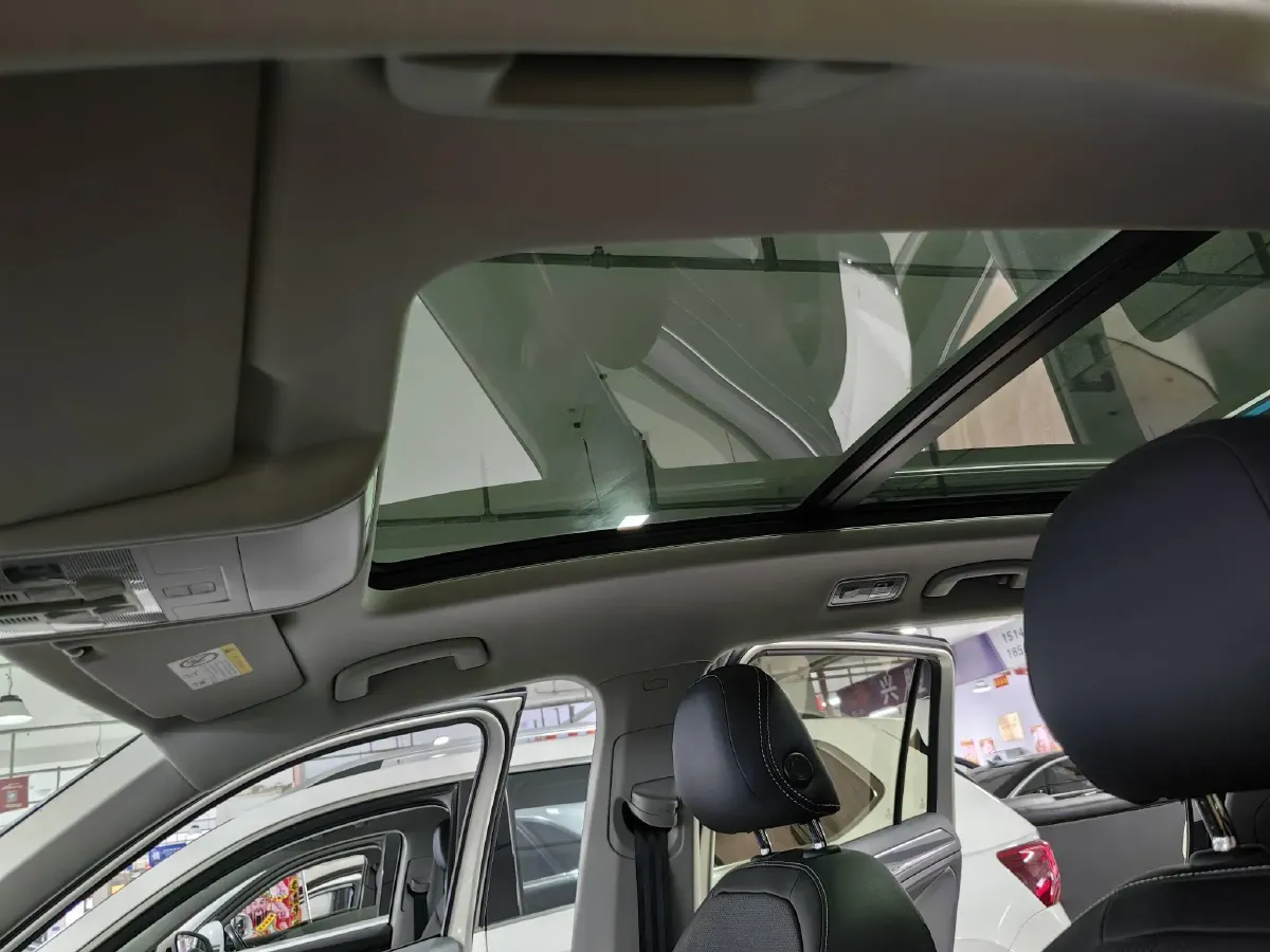 2022 Volkswagen Tiguan L 2.0T 186HP L4 7DCT,autocango,china used car exporter,china ev exporter,chinese used car exporter,chinese used ev exporter