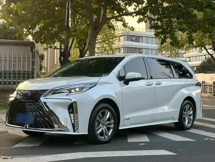 2023 Toyota Sienna 2.5L 189HP L4 E-CVT Hybrid