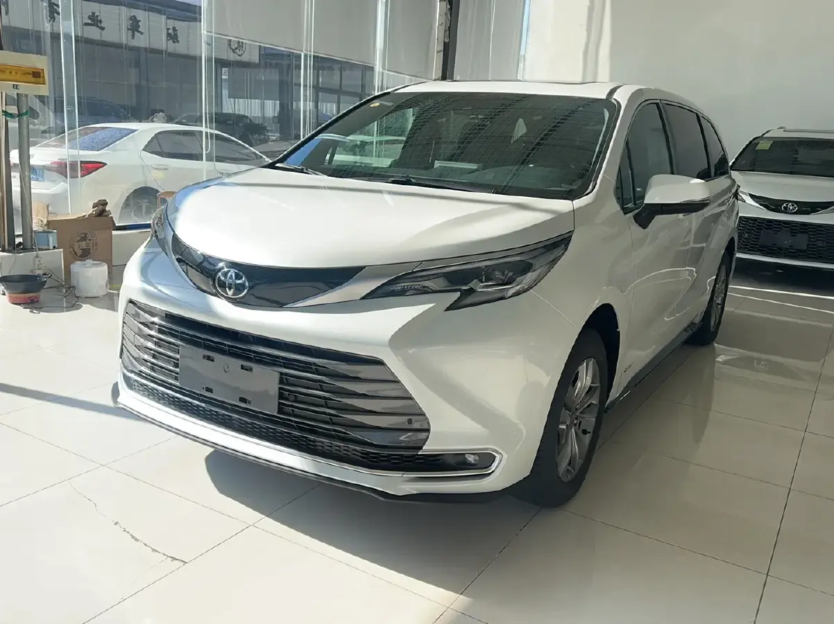 2024 Toyota Sienna 2.5L 189HP L4 E-CVT Hybrid