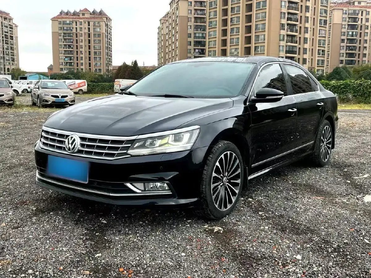2017 Volkswagen Passat 2.0T 220HP L4 7DCT
