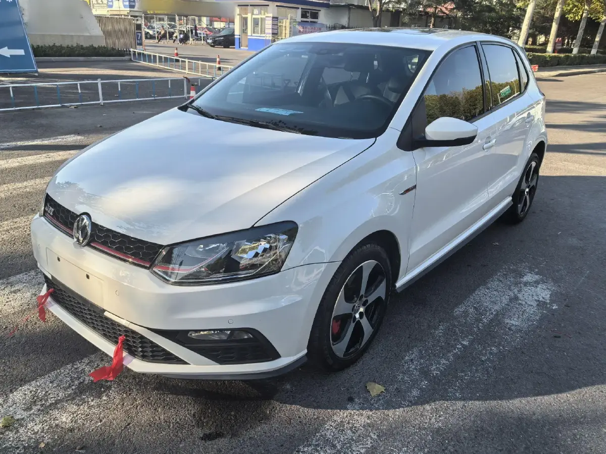 2015 Volkswagen Polo 1.4T 150HP L4 7DCT