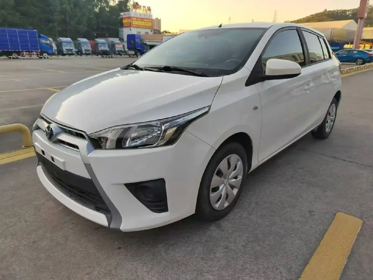 2015 Toyota Yaris L 1.5L 107HP L4 4AT