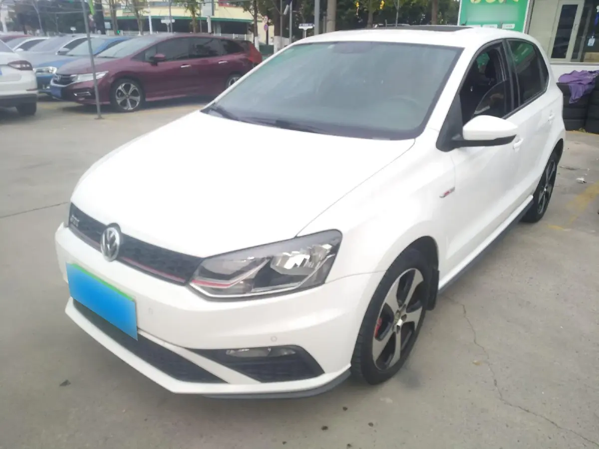 2015 Volkswagen Polo 1.4T 150HP L4 7DCT