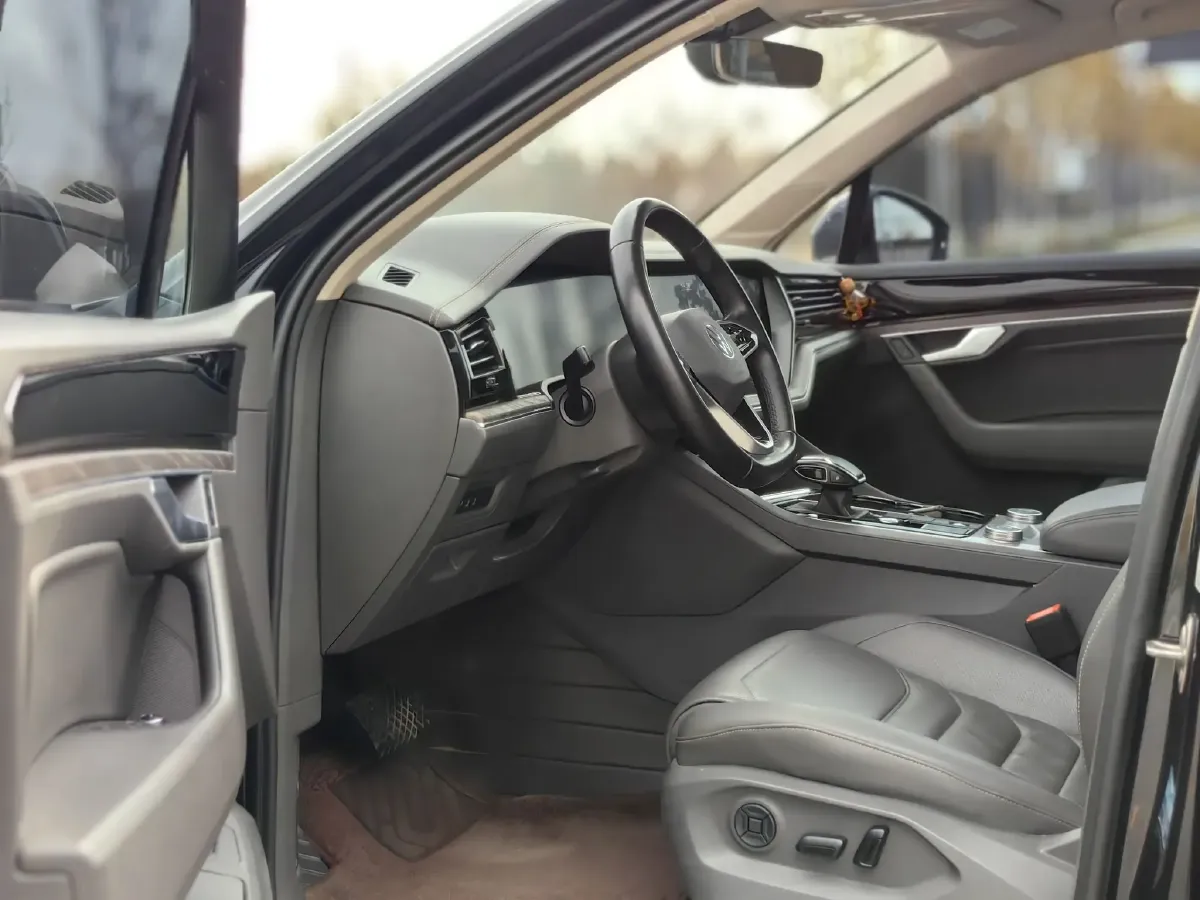 2021 Volkswagen Touareg 2.0T 245HP L4 8AT,autocango,china used car exporter,china ev exporter,chinese used car exporter,chinese used ev exporter