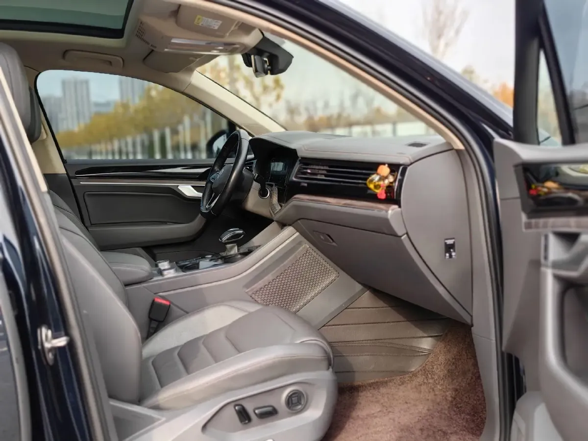 2021 Volkswagen Touareg 2.0T 245HP L4 8AT,autocango,china used car exporter,china ev exporter,chinese used car exporter,chinese used ev exporter