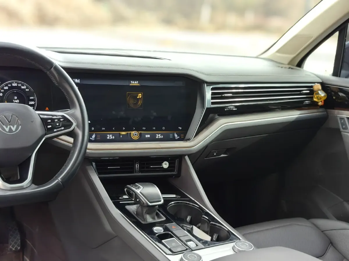 2021 Volkswagen Touareg 2.0T 245HP L4 8AT,autocango,china used car exporter,china ev exporter,chinese used car exporter,chinese used ev exporter