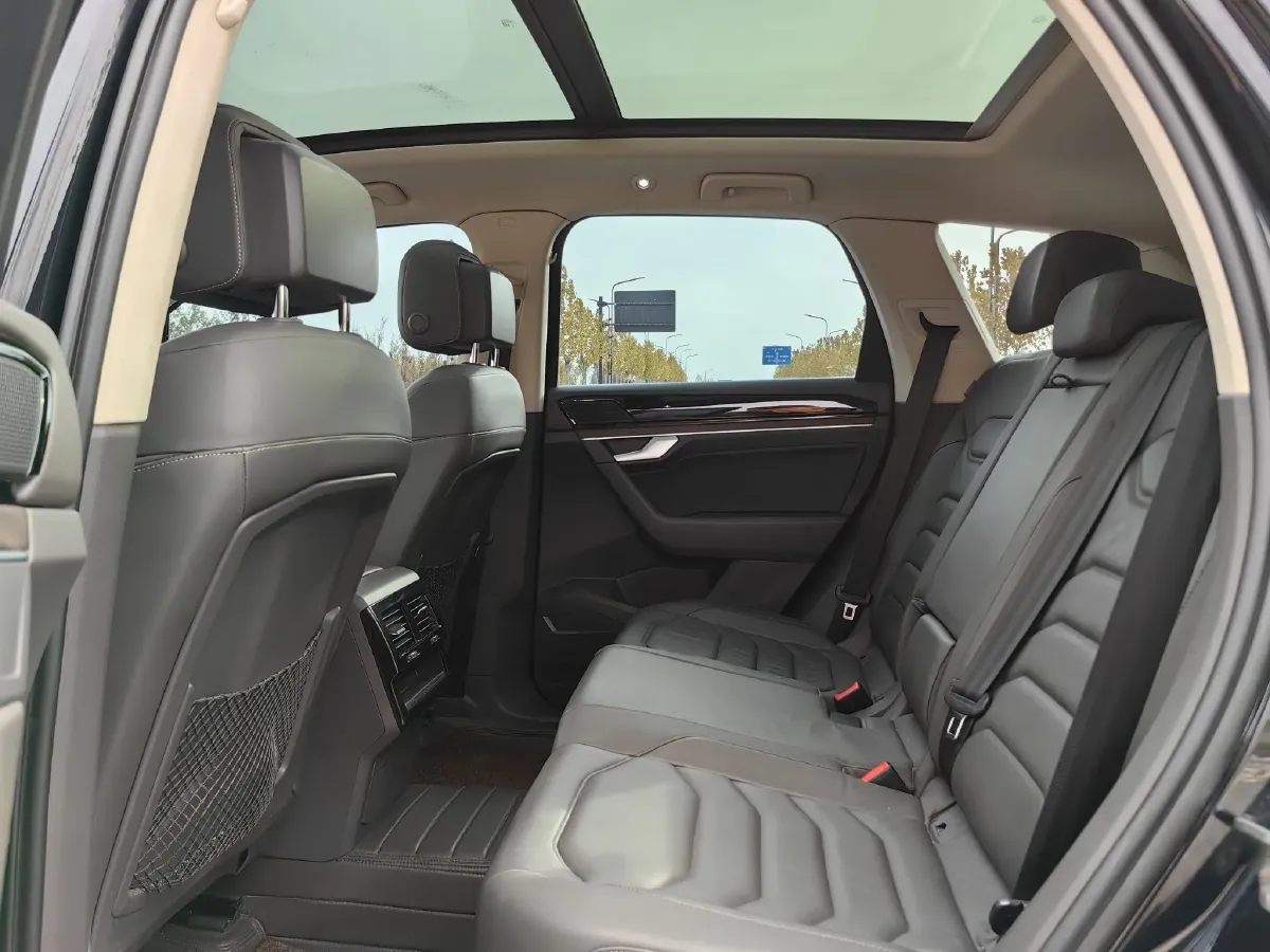 2021 Volkswagen Touareg 2.0T 245HP L4 8AT,autocango,china used car exporter,china ev exporter,chinese used car exporter,chinese used ev exporter