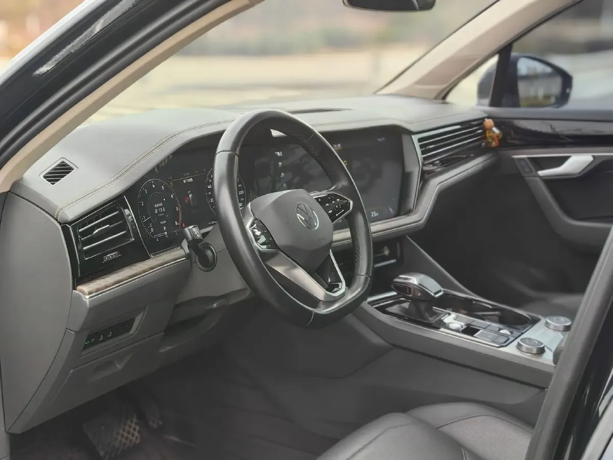 2021 Volkswagen Touareg 2.0T 245HP L4 8AT,autocango,china used car exporter,china ev exporter,chinese used car exporter,chinese used ev exporter