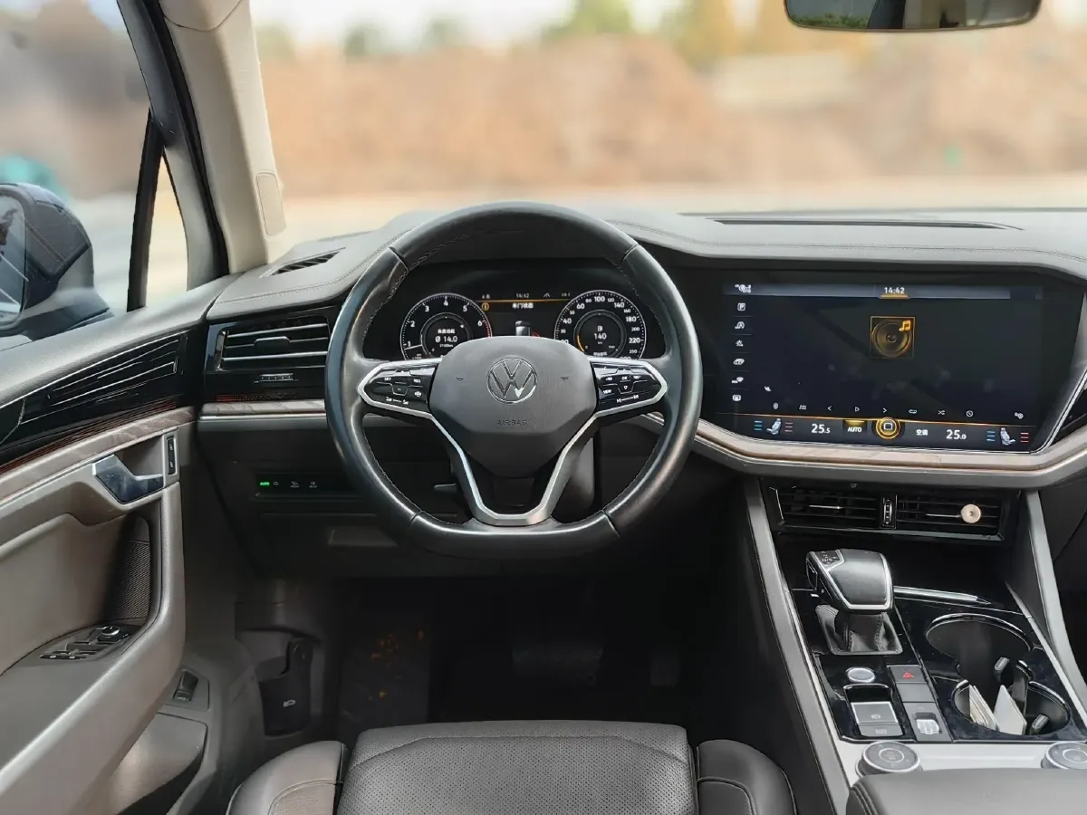 2021 Volkswagen Touareg 2.0T 245HP L4 8AT,autocango,china used car exporter,china ev exporter,chinese used car exporter,chinese used ev exporter