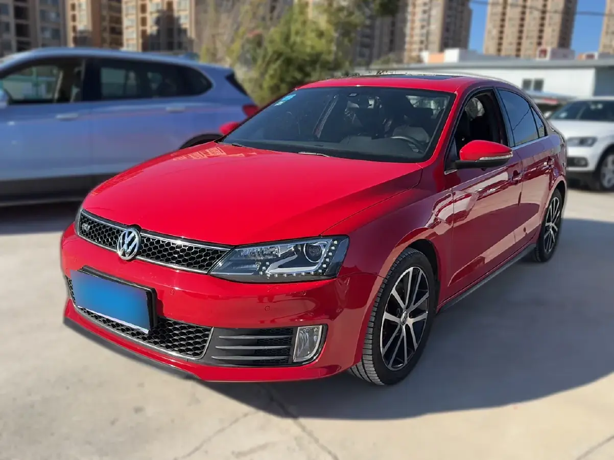 2013 Volkswagen Sagitar 2.0T 200HP L4 6DCT