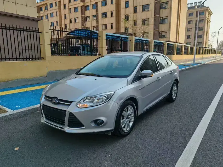 2012 Ford Focus 1.6L 125HP L4 5MT