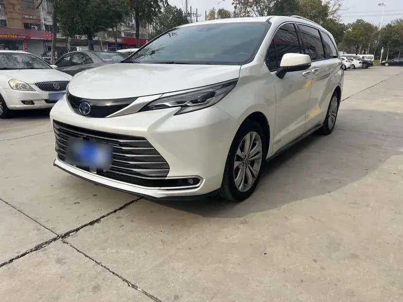 2023 Toyota Sienna 2.5L 189HP L4 E-CVT Hybrid