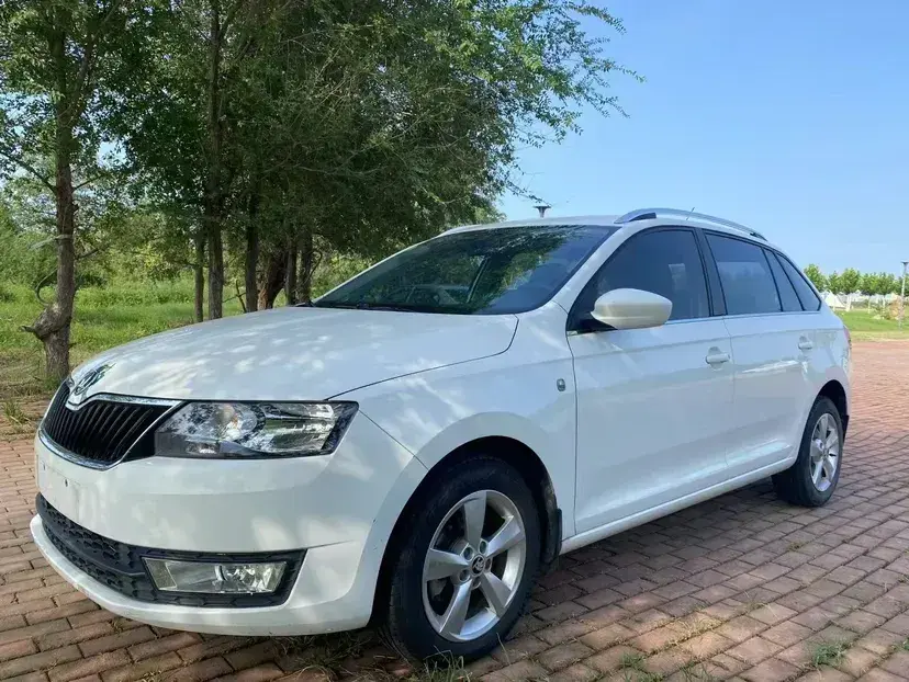 2016 Skoda Rapid Spaceback 1.6L 110HP L4 6AT
