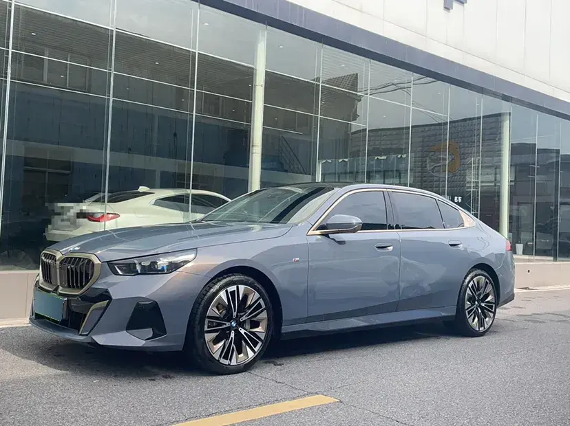 2024 BMW 5 Series 2.0T 258HP L4 8AT