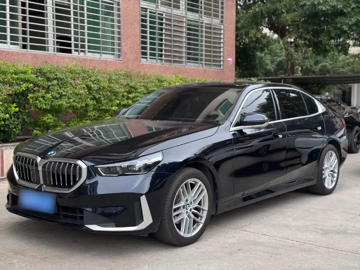 2024 BMW 5 Series 2.0T 190HP L4 8AT