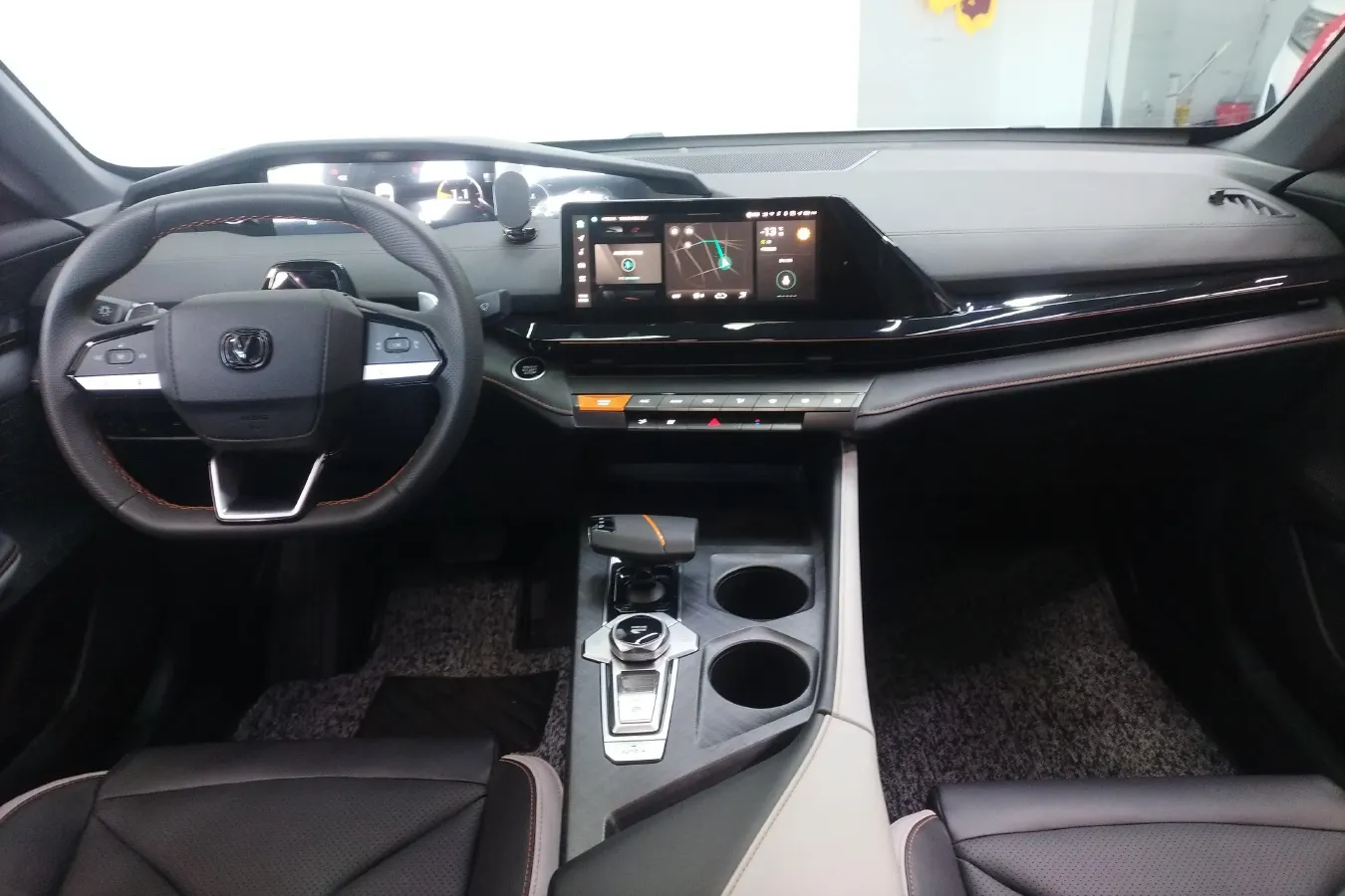 2023 ChangAn UNI-V 1.5T 188HP L4 7DCT,autocango,china used car exporter,china ev exporter,chinese used car exporter,chinese used ev exporter