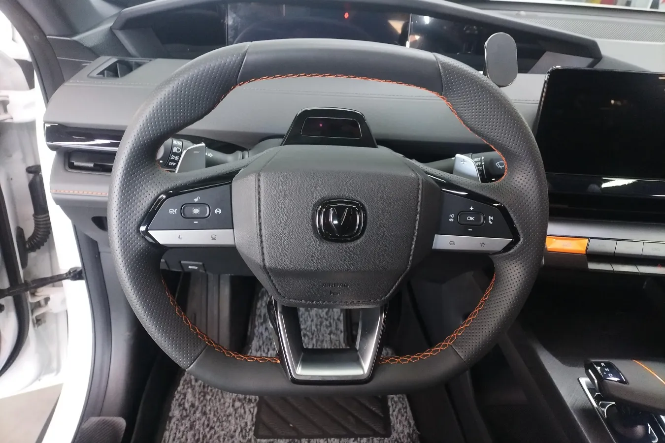 2023 ChangAn UNI-V 1.5T 188HP L4 7DCT,autocango,china used car exporter,china ev exporter,chinese used car exporter,chinese used ev exporter