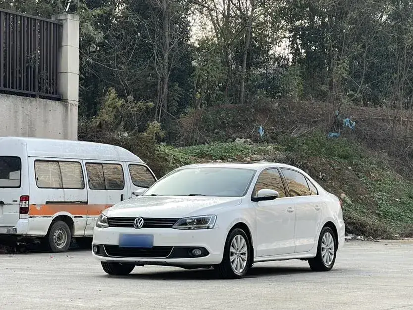 2014 Volkswagen Sagitar 1.4T 131HP L4 7DCT