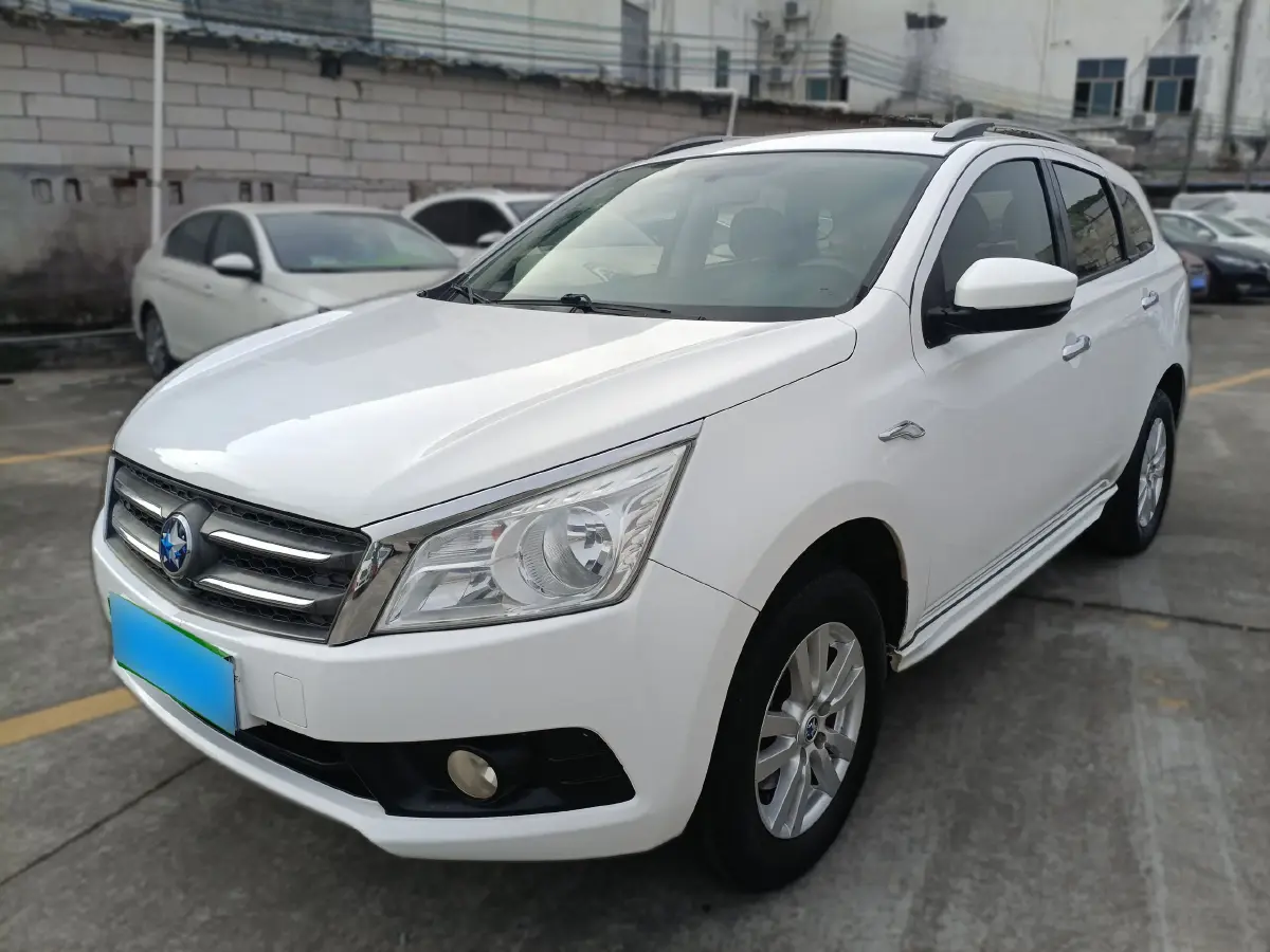 2015 Venucia T70 2.0L 144HP L4 CVT