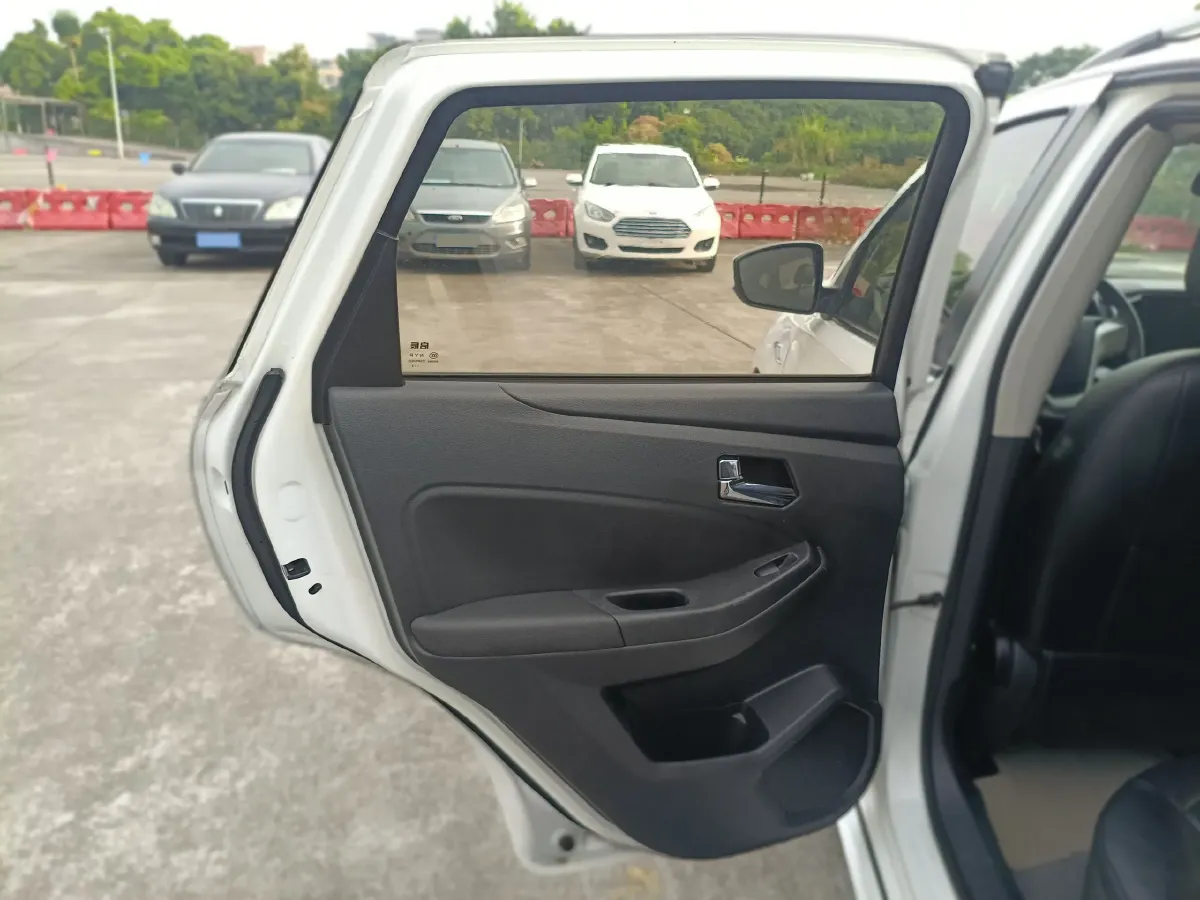 2015 Venucia T70 2.0L 144HP L4 CVT,autocango,china used car exporter,china ev exporter,chinese used car exporter,chinese used ev exporter