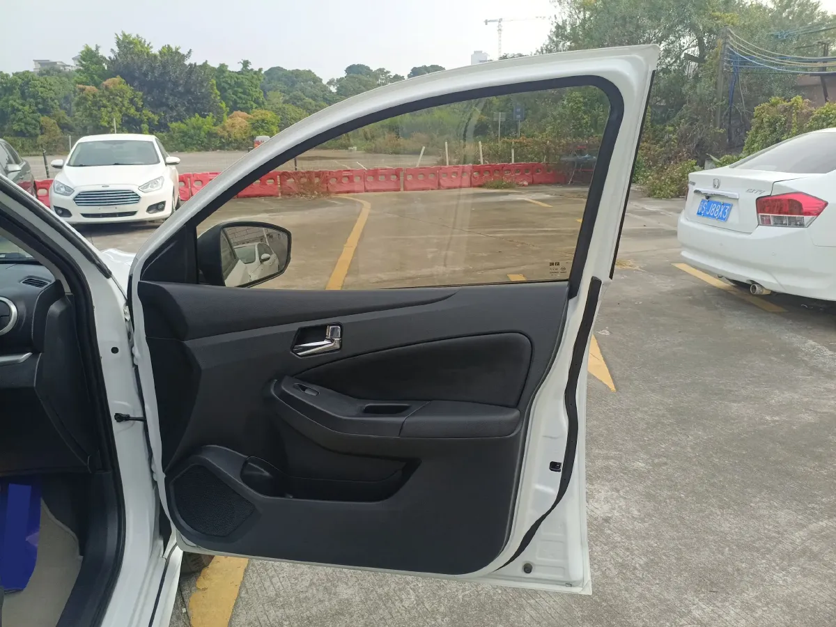 2015 Venucia T70 2.0L 144HP L4 CVT,autocango,china used car exporter,china ev exporter,chinese used car exporter,chinese used ev exporter