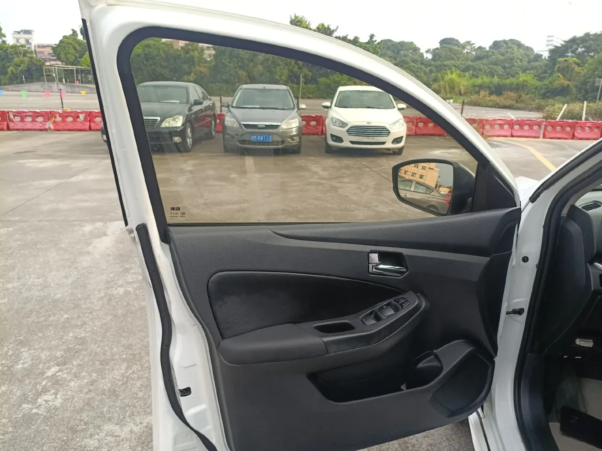 2015 Venucia T70 2.0L 144HP L4 CVT,autocango,china used car exporter,china ev exporter,chinese used car exporter,chinese used ev exporter