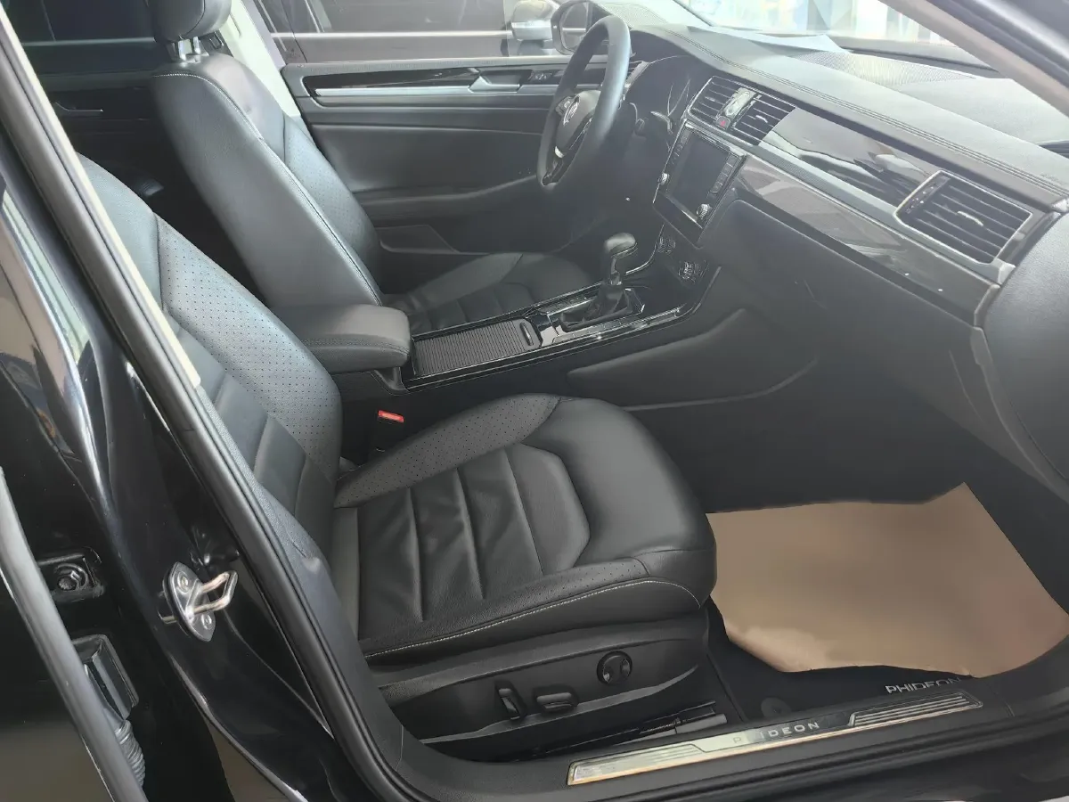 2016 Volkswagen Phideon 2.0T 224HP L4 7DCT,autocango,china used car exporter,china ev exporter,chinese used car exporter,chinese used ev exporter