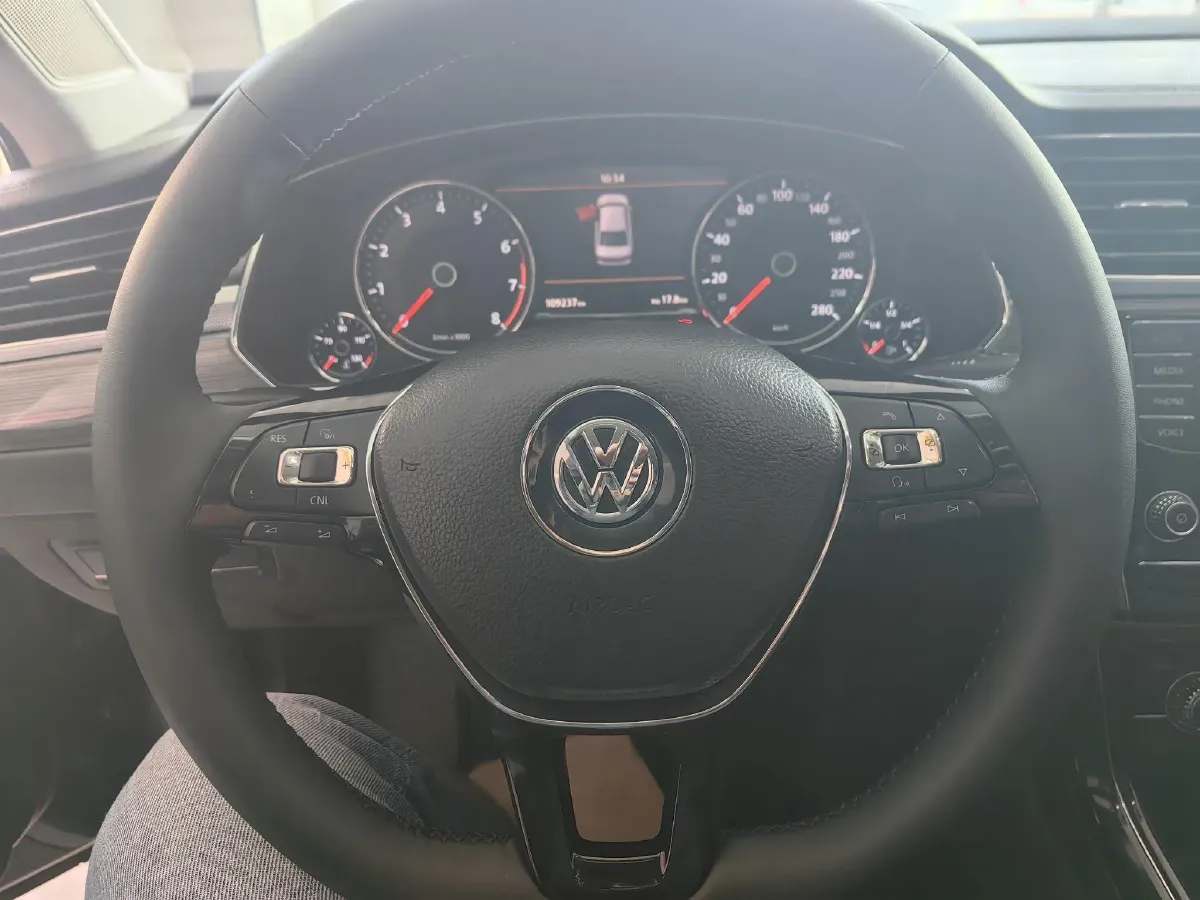 2016 Volkswagen Phideon 2.0T 224HP L4 7DCT,autocango,china used car exporter,china ev exporter,chinese used car exporter,chinese used ev exporter