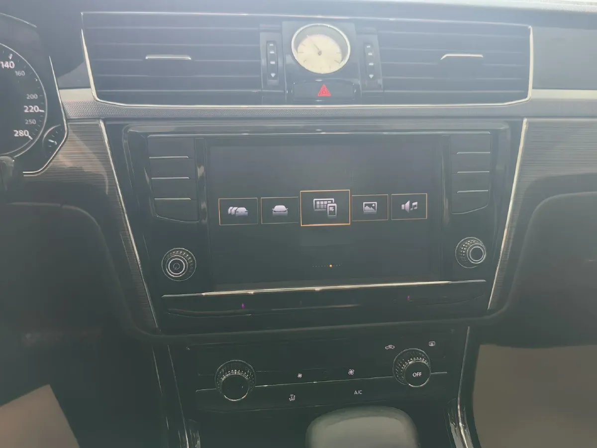 2016 Volkswagen Phideon 2.0T 224HP L4 7DCT,autocango,china used car exporter,china ev exporter,chinese used car exporter,chinese used ev exporter