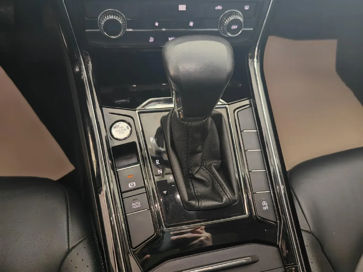 2016 Volkswagen Phideon 2.0T 224HP L4 7DCT,autocango,china used car exporter,china ev exporter,chinese used car exporter,chinese used ev exporter