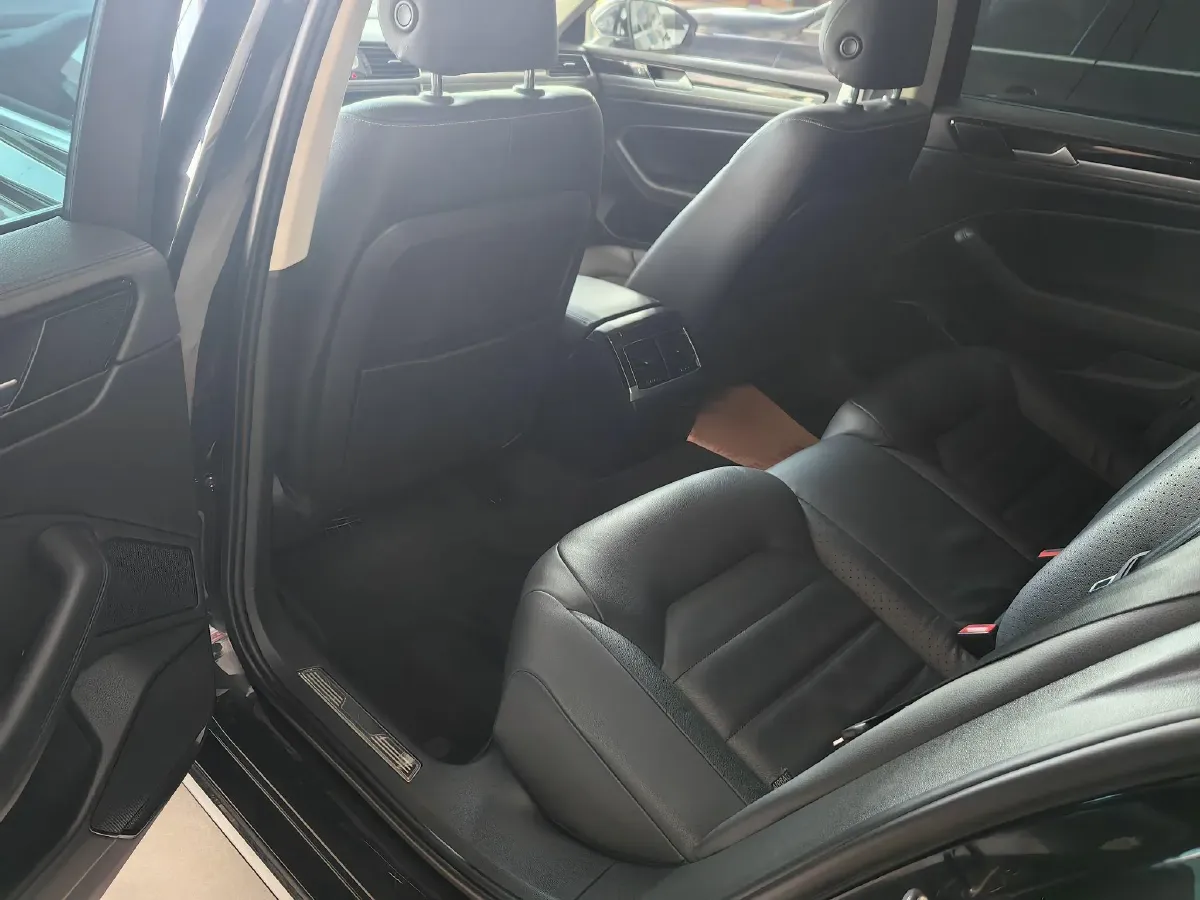 2016 Volkswagen Phideon 2.0T 224HP L4 7DCT,autocango,china used car exporter,china ev exporter,chinese used car exporter,chinese used ev exporter