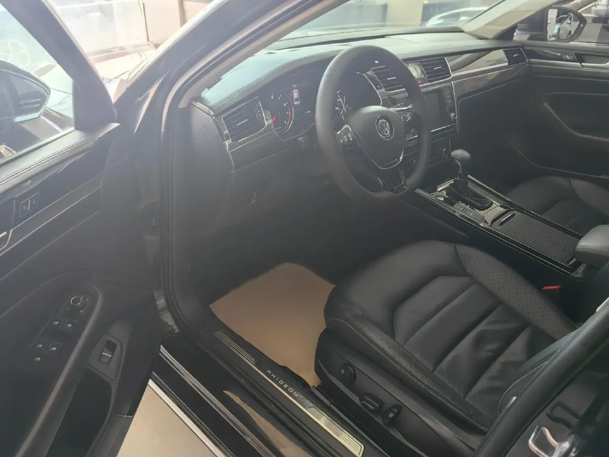 2016 Volkswagen Phideon 2.0T 224HP L4 7DCT,autocango,china used car exporter,china ev exporter,chinese used car exporter,chinese used ev exporter