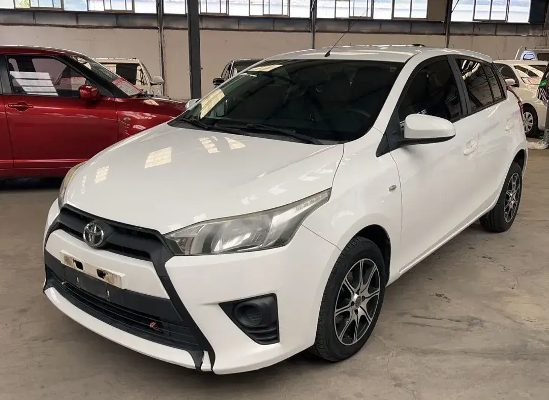 2014 Toyota Yaris L 1.3L 99HP L4 4AT