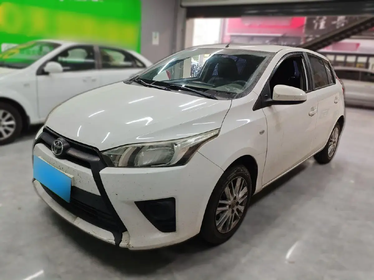 2014 Toyota Yaris L 1.3L 99HP L4 4AT