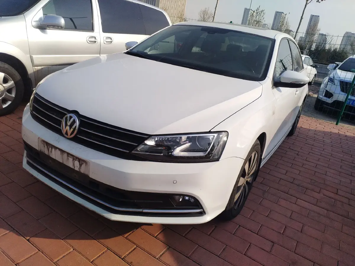 2015 Volkswagen Sagitar 1.4T 131HP L4 7DCT