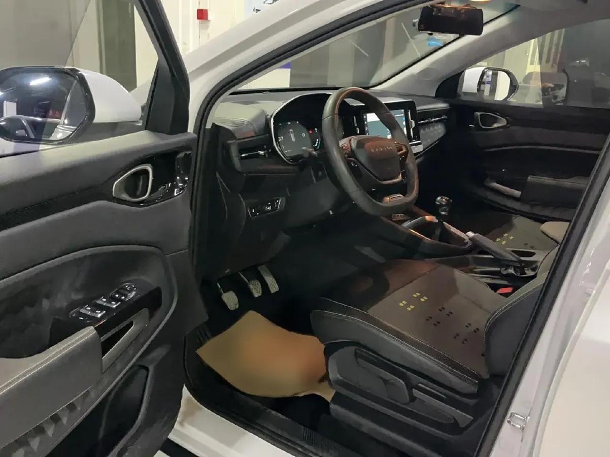 2019 BaoJun RM-5 1.5T 147HP L4 6MT,autocango,china used car exporter,china ev exporter,chinese used car exporter,chinese used ev exporter