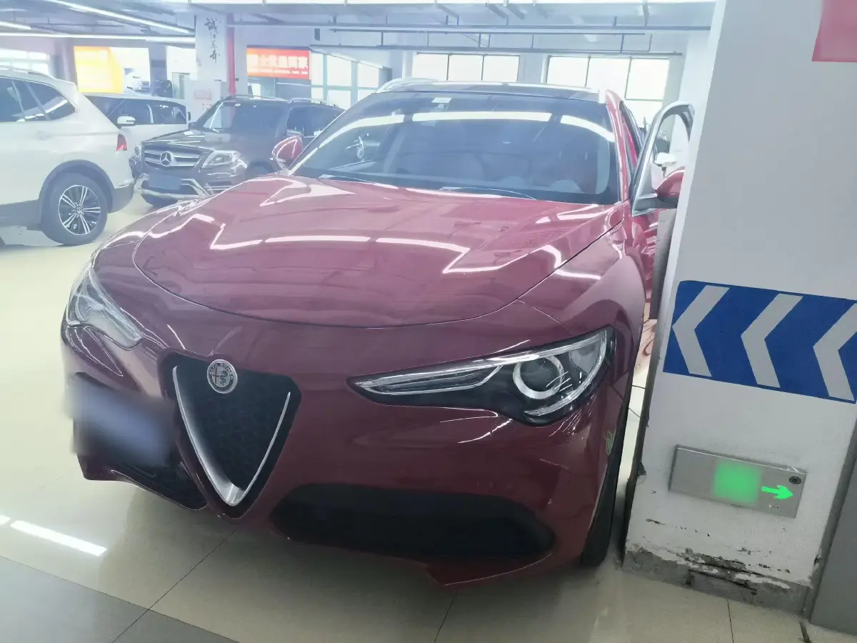 2022 Alfa Romeo Stelvio 2.0T 280HP L4 8AT