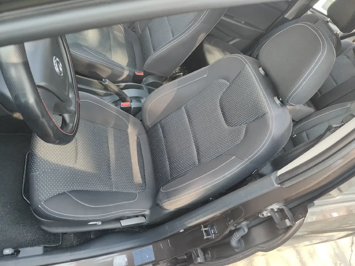 2017 DongFeng Fengon Fengon 330 1.5L 109HP L4 5MT,autocango,china used car exporter,china ev exporter,chinese used car exporter,chinese used ev exporter