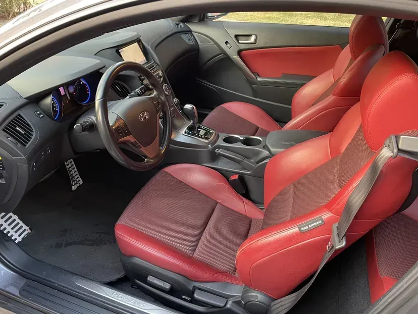 2012 Hyundai Rohens-Coupe 2.0T 260HP L4 8AT,autocango,china used car exporter,china ev exporter,chinese used car exporter,chinese used ev exporter