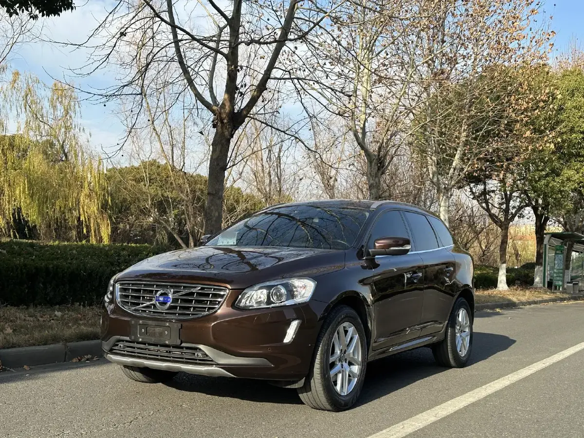 2017 Volvo XC60 2.0T 245HP L4 8AT
