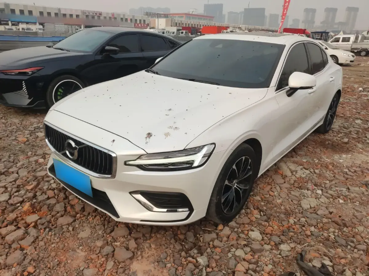 2022 Volvo S60 2.0T 197HP L4 8AT